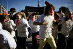 Udklædte elever leger 'Bertel Haarder efter burhønsene' - det gælder nemlig om at få rørt, inden man skal ind og sidde stuvet sammen i den fiktive gymnasieklasse, som demonstranterne har lavet på Slotspladsen foran Christiansborg. 
