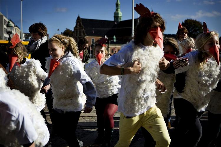 Udklædte elever leger 'Bertel Haarder efter burhønsene' - det gælder nemlig om at få rørt, inden man skal ind og sidde stuvet sammen i den fiktive gymnasieklasse, som demonstranterne har lavet på Slotspladsen foran Christiansborg. 