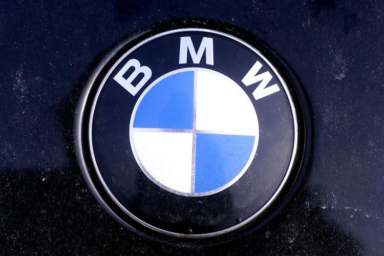 Politiet leder efter en sort, litauisk BMW-stationcar efter rovmord. 