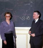 To af årets tre modtagere af Nobelprisen i medicin på arbejde på Pasteur Instituttet i Paris for en del år siden. Nu kritiserer dansk topforsker valget af Francoise Barré-Sinoussi og Luc Montagnier. Arkivfoto. 