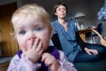 Der bliver ikke plads i det lille hus til en lillebror til Klara foreløbig. Hendes mor, Kristina Bendixen, risikerer at blive fanget i gæld, hvis bankrenten stiger som følge af regeringens kriseplan. Foto: Klaus Holsting 