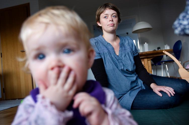 Der bliver ikke plads i det lille hus til en lillebror til Klara foreløbig. Hendes mor, Kristina Bendixen, risikerer at blive fanget i gæld, hvis bankrenten stiger som følge af regeringens kriseplan. Foto: Klaus Holsting 