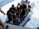 Frømandskorpset gør sig klar til aktion i Adenbugten i Task Force 150's indsats mod pirateri. Korpsets RHIB-båd er kørt ud gennem 'Absalon's agterluge og sat i vandet. Foto: Frank Hvilsom 