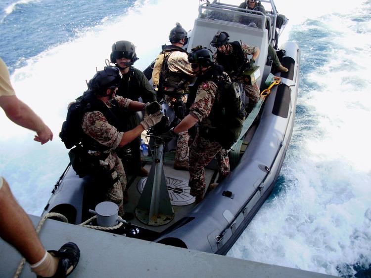 Frømandskorpset gør sig klar til aktion i Adenbugten i Task Force 150's indsats mod pirateri. Korpsets RHIB-båd er kørt ud gennem 'Absalon's agterluge og sat i vandet. Foto: Frank Hvilsom 
