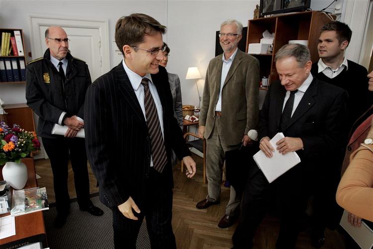 Brian Mikkensen - i midten af billedet - er tavs om, at rigspolitichefen Torsten Hesselbjerg - anden fra højre - brugte tusindvis af skatteydernes kroner på privatferie (Arkivfoto) 