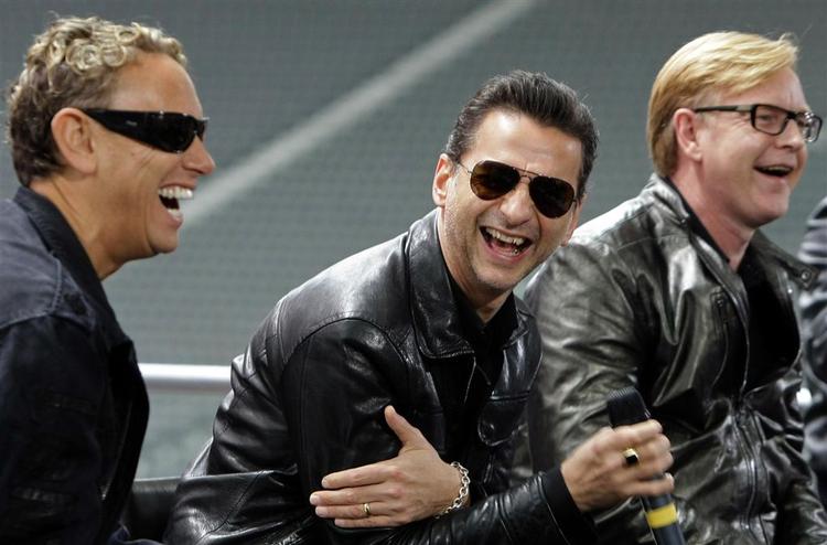 Sort-hvid. Depeche Mode forsøger på sit nye album at forene teksternes mørke med lysere toner. Foto: AP 