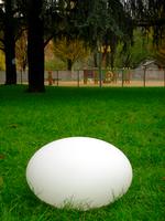 Lys i ægget Eggy Pop Outdoor er designet af Guglielmo Berchicci for italienske Bugs. Den findes også i en anden udendørs version, Spider, hvor ægget ligger oven på et stativ med edderkoppeagtige, lange ben. PR-foto 