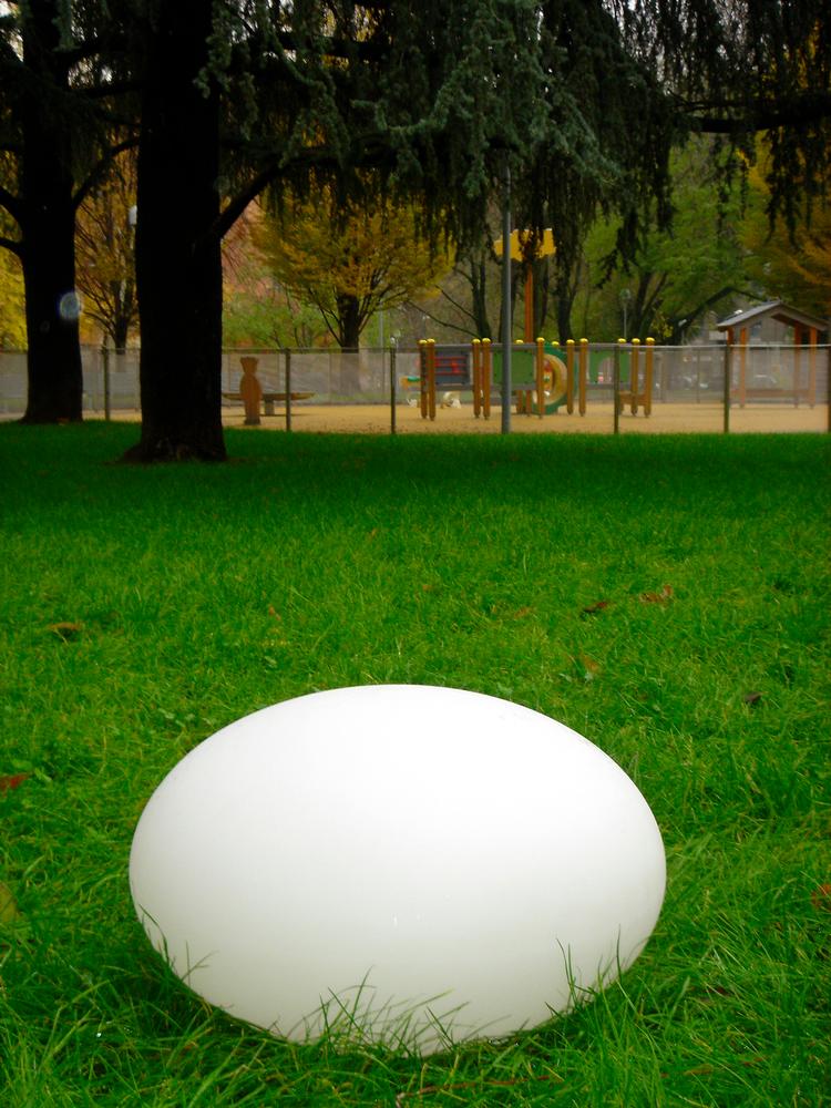 Lys i ægget Eggy Pop Outdoor er designet af Guglielmo Berchicci for italienske Bugs. Den findes også i en anden udendørs version, Spider, hvor ægget ligger oven på et stativ med edderkoppeagtige, lange ben. PR-foto 