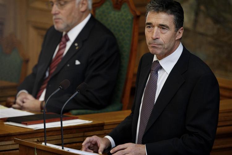 Folketingets formand Thor Pedersen (V) lytter til statsministerens åbningstale. 