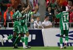 Saint-Etienne vandt 2-1 både ude og hjemme over Hapoel Tel Aviv, da det gjaldt en plads i Uefa Cup-gruppespillet. 
