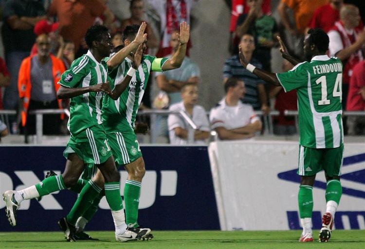 Saint-Etienne vandt 2-1 både ude og hjemme over Hapoel Tel Aviv, da det gjaldt en plads i Uefa Cup-gruppespillet. 