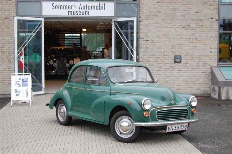 Morris Minor som de fleste husker den. Den kunne også fås som stationcar med bindingsværk og som cabriolet. 