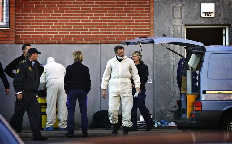 Politiet ransagede lejligheden på Glasvej, efter de havde anholdt de to unge mænd. 