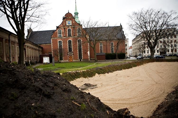 Her, ved Holmens Kirke, var der gjort klar til menighedshuset, men området er nu fredet og byggeriet aflyst. Arkivfoto:  Jonathan Bjerg Møller 