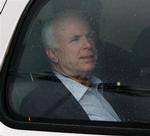 John McCain ankommer her til en teknisk gennemgang af formalia før debatten. Det er anden gang ud af tre, de to præsidentkandidater mødes under valgkampen. 