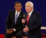 Den republikanske præsidentkandidat, senator John McCain, under debatten med rivalen Barack Obama i baggrunden. 