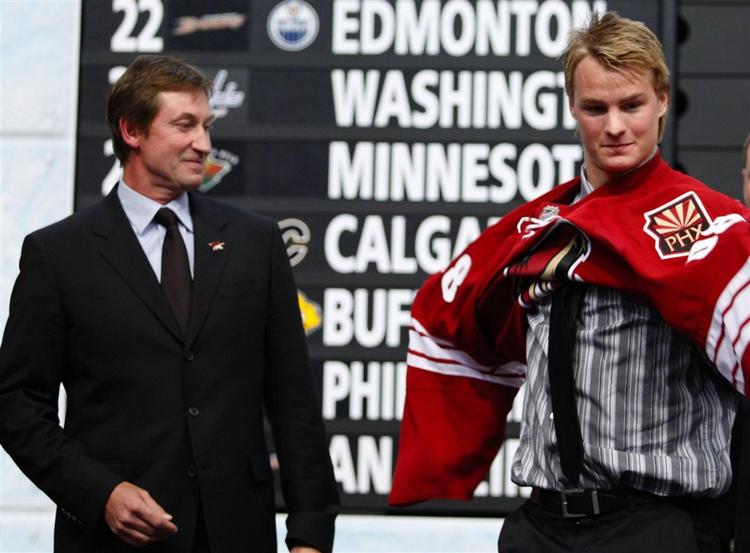 Mikkel Bødker er tredje dansker i NHL. Her præsenteres han af legenden Wayne Gretzky. 
