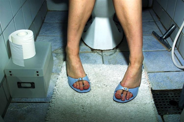 Utallige toiletbesøg med diarré er dagligdagen for op imod 30.000 danskere. 