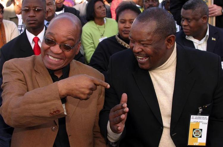 Mosiuoa Lekota(th) vil splitte ANC og danne et nyt parti i dag. Her ses han ved en tidligere lejlighed sammen med partiets leder Jacob Zuma. 