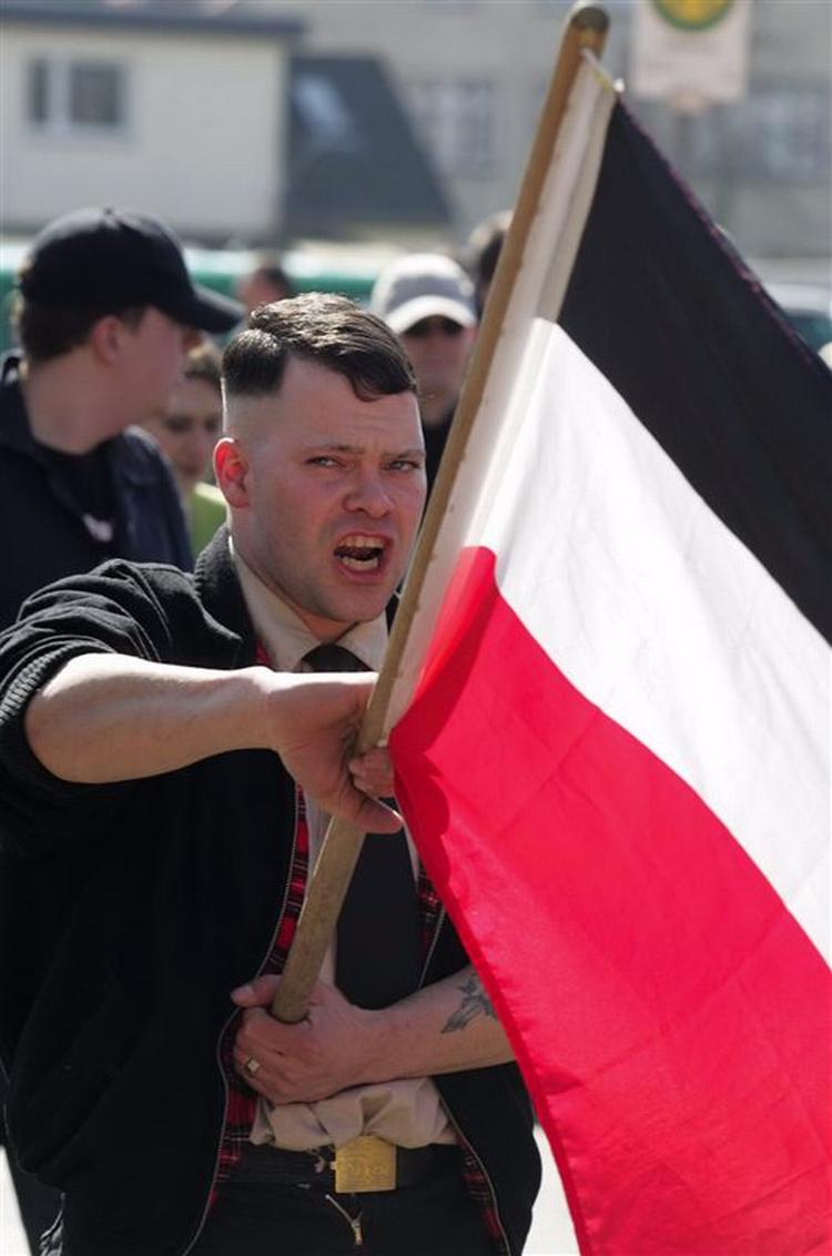 Tyske nynazister har købt musik fra dansk forlag, hvis bagmænd nu forlanges udleveret til Tyskland.Arkivfoto fra tyske nazisters demonstration i 2005. 
