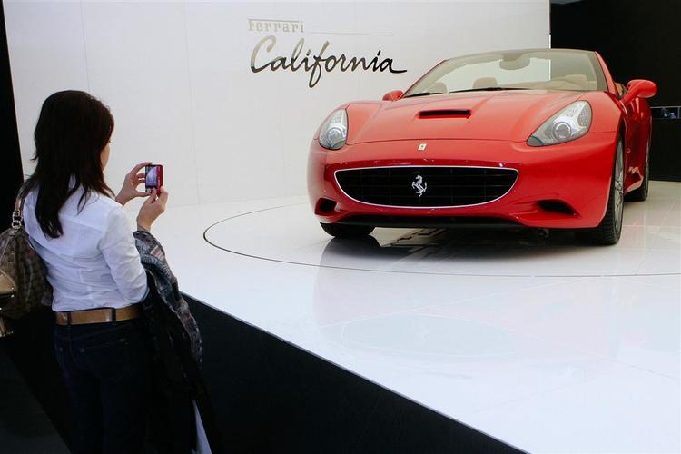 Nok kigge, men ikke købe. Sådan er det for liebhavere til den nye Ferrari California, der er udsolgt flere år frem. 