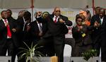 ANC-leder Jacob Zuma i midten synger og danser med sine partifæller uden for Pietermaritzburg Højesteret 12. september 2008. Retten har netop opgivet anklagerne om korruption. 