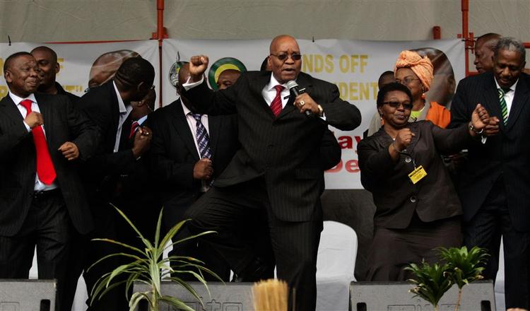 ANC-leder Jacob Zuma i midten synger og danser med sine partifæller uden for Pietermaritzburg Højesteret 12. september 2008. Retten har netop opgivet anklagerne om korruption. 
