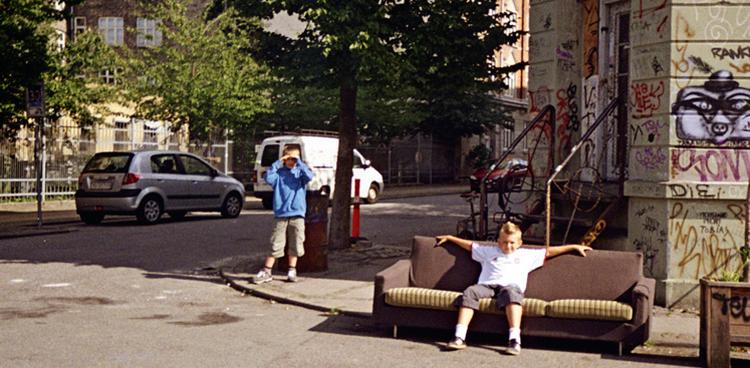 Et af billederne fra udstillingen 'Feriepostkort'. En har brugt sommeren hjemme på Nørrebro. 
