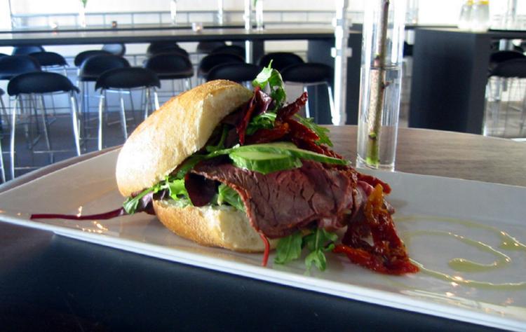 Man kan ikke få hverken cowboytoast eller grøn saftevand i Indre bys Kulturhus' nye cafe Kongehuset. Og snart åbner også en fransk inspireret restaurant på førstesalen. 