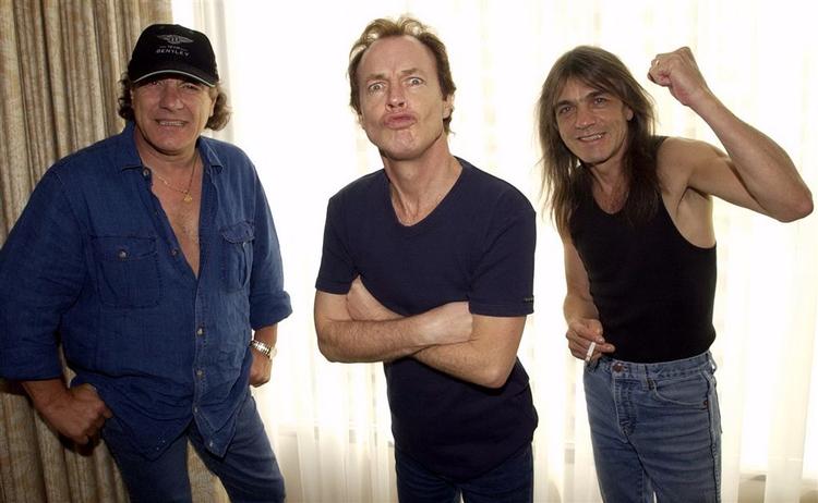 Brian Johnson, Angus Young og brormand Malcolm Young har barslet med et nyt album, som tilsyneladende skulle være klar til udgivelse til oktober. Og herefter tager de på turne. Juhuuu! 