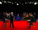 John McCain og Barack Obama under nattens debat i Nashville, Tennessee. Debatten er den anden ud af tre direkte tv-debatter op til valget 4. november. 