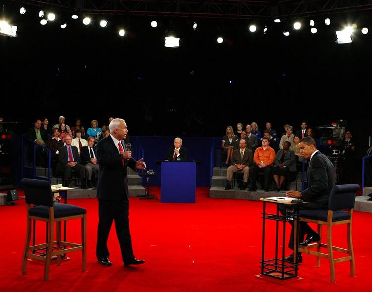 John McCain og Barack Obama under nattens debat i Nashville, Tennessee. Debatten er den anden ud af tre direkte tv-debatter op til valget 4. november. 