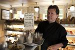 »Jeg satte flere brød op med en krone, da priserne steg, og nu har jeg sat dem ned igen. Det gælder priserne på blandt andet franskbrød«, siger bagermester Thorleif Kristensen. 