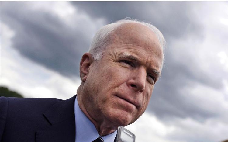 John McCain er ud af en militærfamilie. Men han drak og flirtede sig gennem søfartsakademiet. 