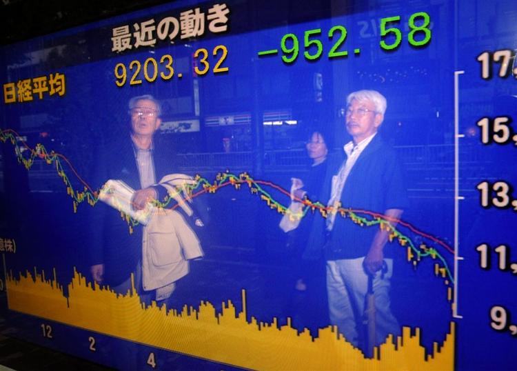 Japans Børs oplevede i går det største kursfald i over 20 år (billedet), og i dag fortsatte tendensen nedad, selv om den var meget mere behersket. 