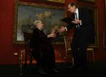 Den svenske ambassadør i Storbritannien overrækker sidste år i London Nobel-medaljen til 89-årige Doris Lessing. 