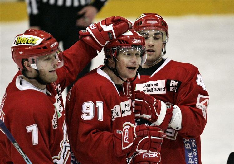 Landsholdsanfører Jesper (tv) ser en gylden generation af ishockeyspillere foran sig. 