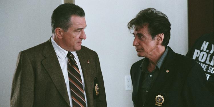 Makkerparret Al Pacino og Robert De Niro ser ud til at hygge sig meget godt i hinandens selskab i detektivfilmen 'Righteous Kill'. Foto fra filmen. 