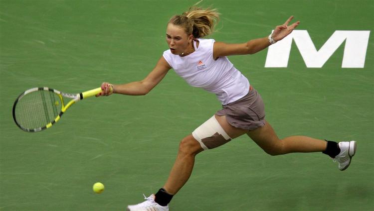 Caroline Wozniacki kæmpede forgæves mod både Nadia Petrova og sin lårskade i anden runde af Kremlin Cup. 