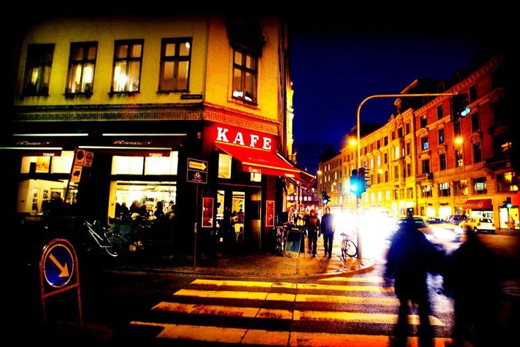 Nogle folk er altid på vagt om natten. Som nattelivets svar på vuggestuepædagoger sørger de for dine basale behov. De siger som regel kun det allermest nødvendige. For de ved nemlig godt, at du er for fuld til at forstå komplicerede udsagn. 