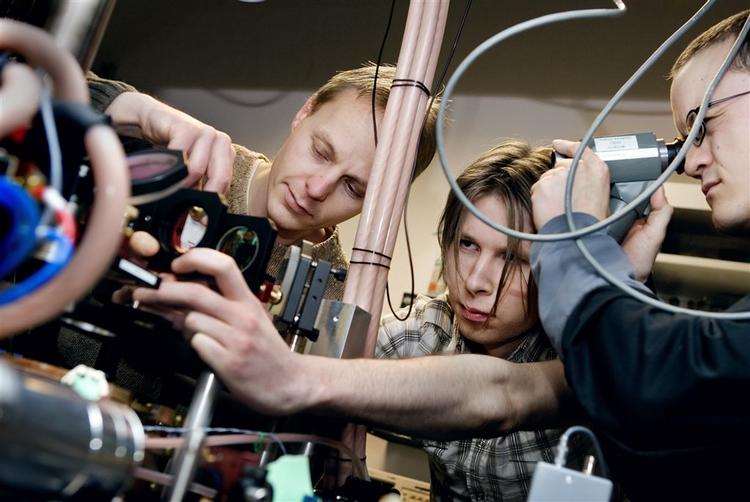 Studerende er i gang med arbejdet på Aarhus Universitet. Universitetet er nu blandt verdens 100 bedste. 