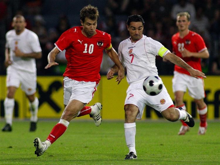 Gilbert Agius (th.) og resten af Malta ligger laaaaangt nede på Fifas rangliste over landshold. 
