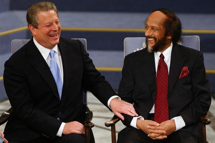 Vinderen af fredsprisen 2007 blev Det Internationale Klimapanel ledet af Al Gore (tv) og Dr. Rajendra K. Pachauri. Arkivfoto. 