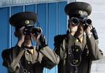 To nordkoreanske soldater på en observationspost nær delingslinjen, der skiller Nord- og Sydkorea ved den 38. breddegrad. 