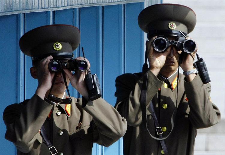 To nordkoreanske soldater på en observationspost nær delingslinjen, der skiller Nord- og Sydkorea ved den 38. breddegrad. 