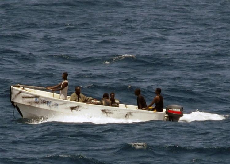 Somaliske pirater på vej land fra det ukrainske våbenskib Faina, som de har taget kontrollen med. Skibet observeres af et amerikansk flådefartøj. 