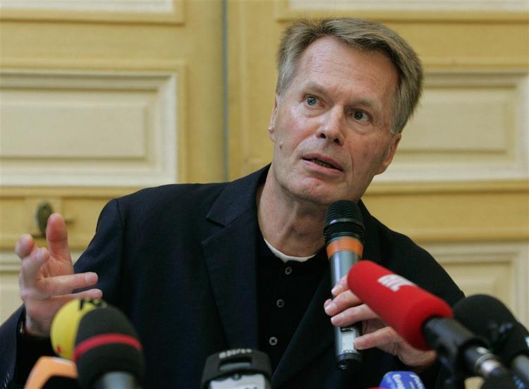 »Det virkede utroligt. Så følte jeg ærefrygt og dernæst en slags glæde«, sagde 68-årige Le Clèzio ved et pressemøde i Paris om det øjeblik, han fik at vide, at han var årets nobelprismodtager. 