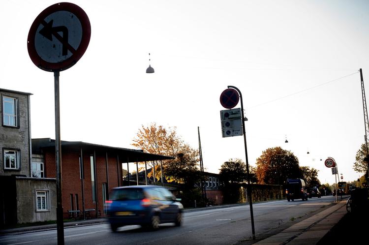 Ved Lykkebo Skole på Vigerslevvej i Valby mangler der ikke skilte – men der må ikke stå skoleadvarselsskilte. Foto: Jonas Pryner Andersen 