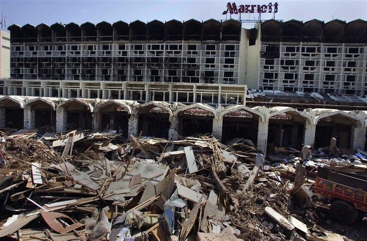 Hotel Marriott i Islamabad efter en selvmordsbomber for to uger siden kørte ind i hotellet. Akivfoto. 