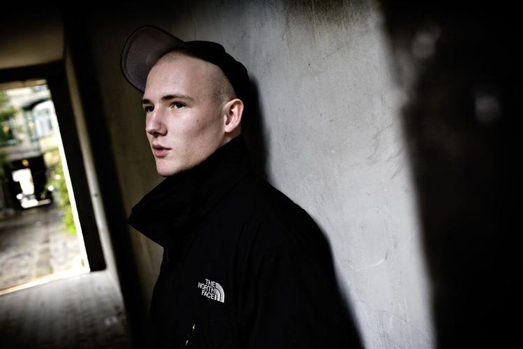 Byretten i København idømte tre betjente fængsel for overfald på Henrik Poulsen i forbindelse med rydning af Ungdomshuset sidste år. 